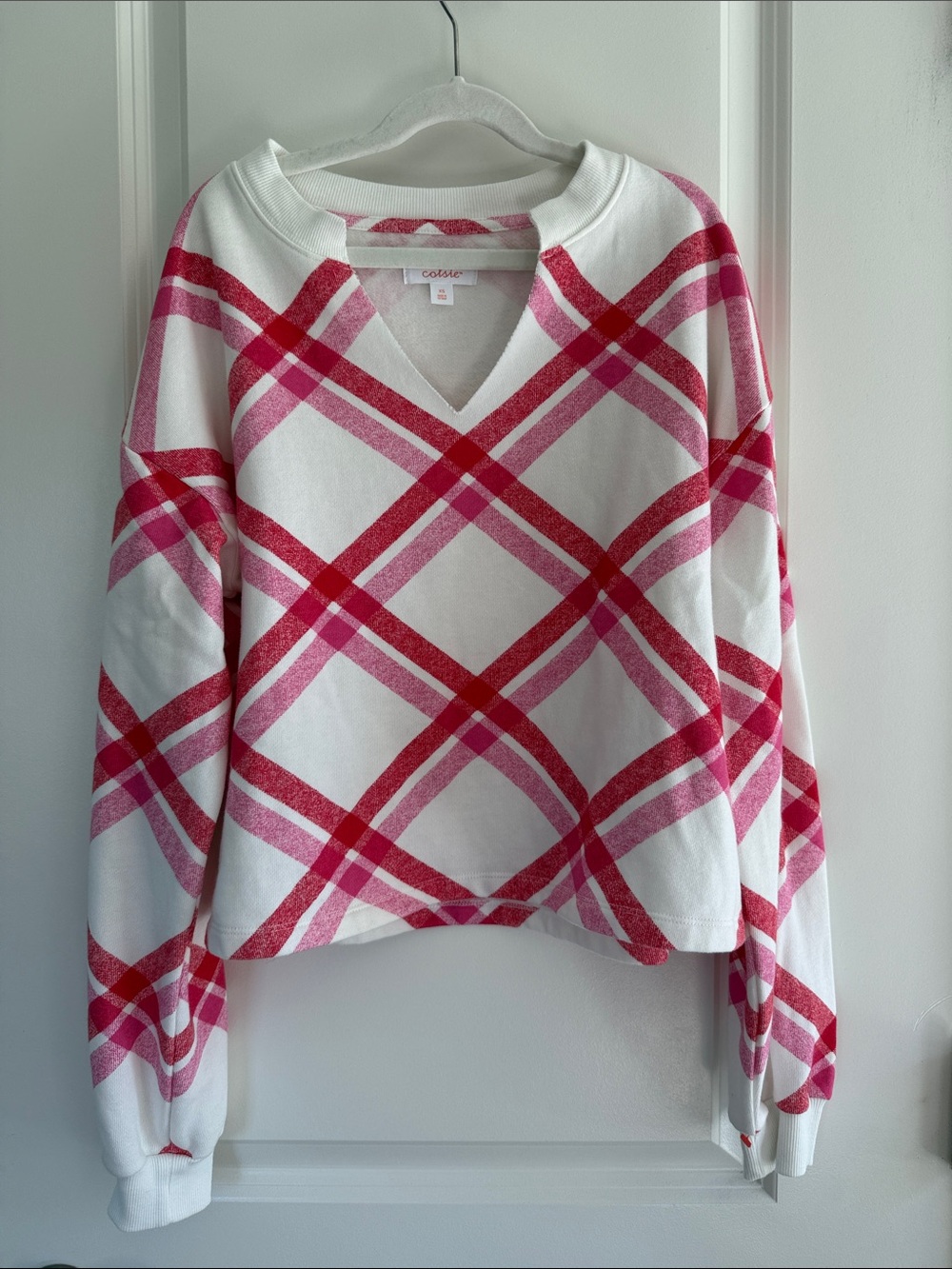 Colsie White V-Neck Sweatshirt with Pink and Red Plaid